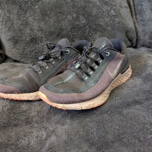 Nike Men's Black and Gray Running Shoes